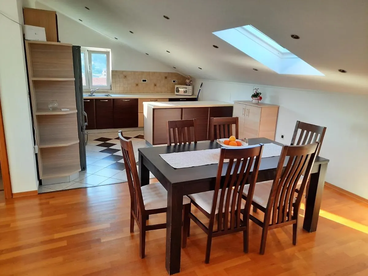 Apartment Apartman Martina Palit
